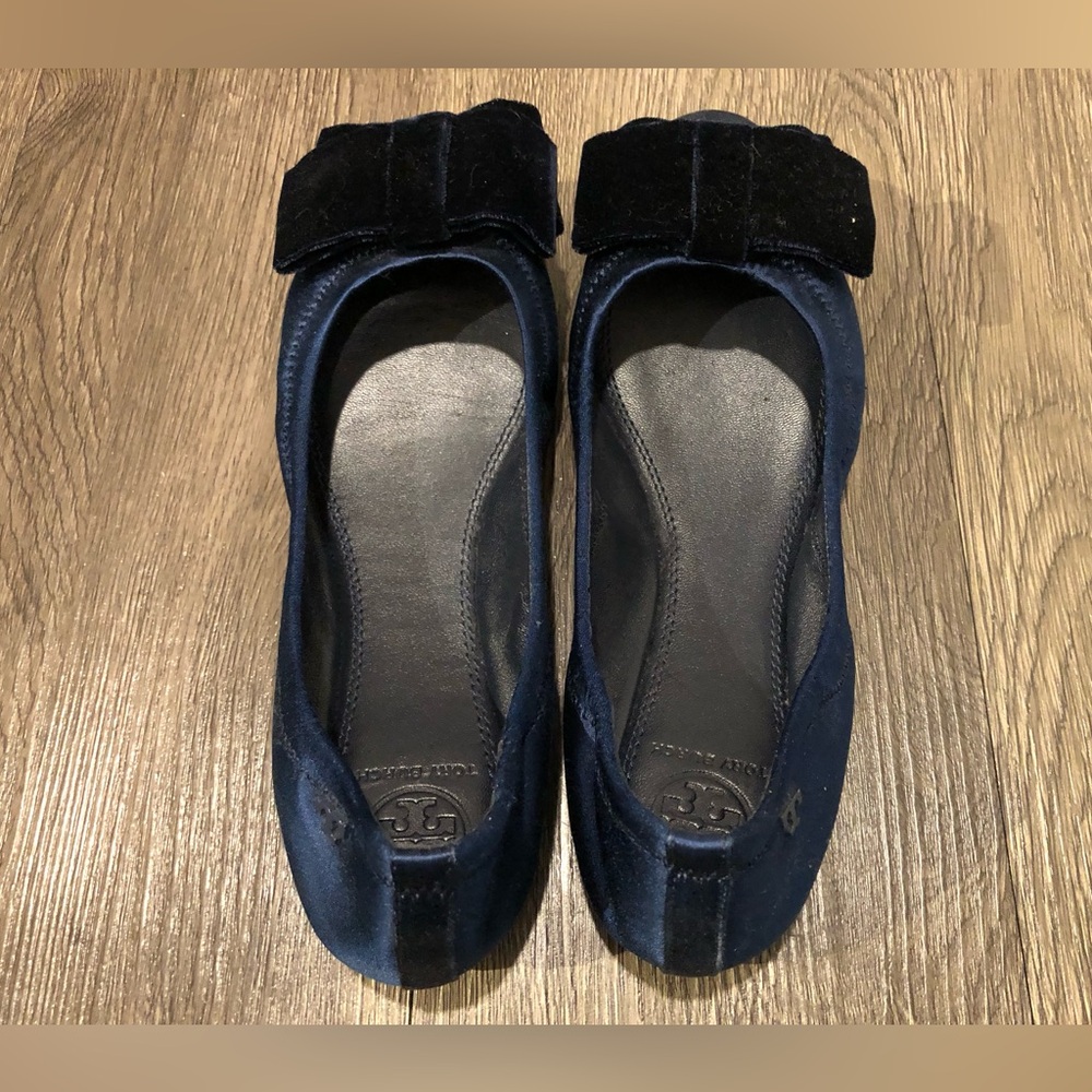 Tory Burch Navy and Black Bow Flats - Picture 3 of 4